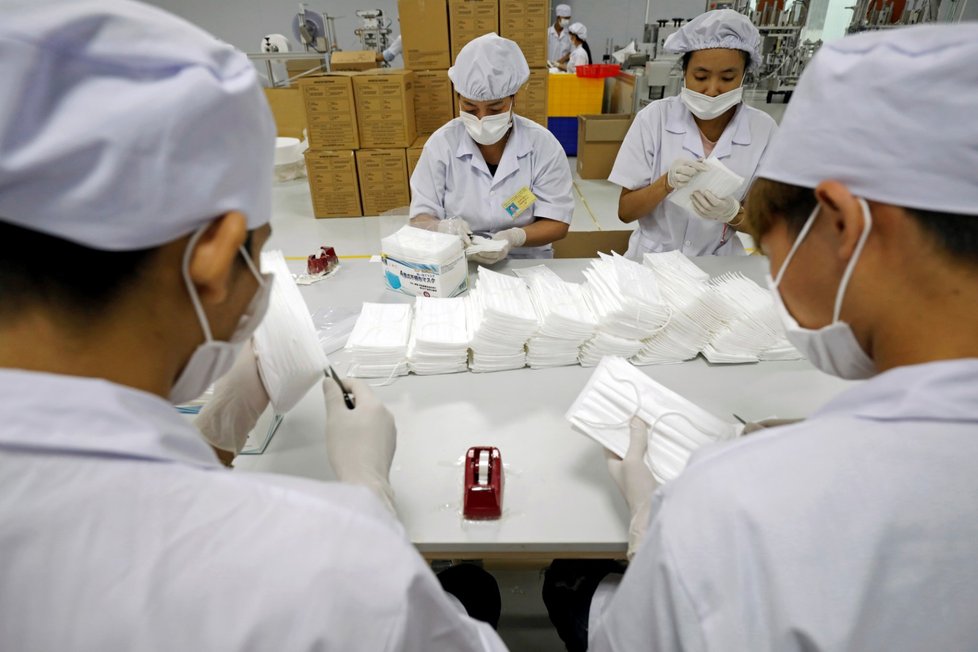 Ve Vietnamu jede nonstop výroba roušek.