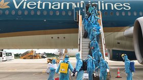 Koronavirus ve Vietnamu: Takhle to vypadalo na palubě repatriačního letu ze Singapuru do Vietnamu. Domů se vrátily desítky lidí, které koronavirus uvěznil v zahraničí.