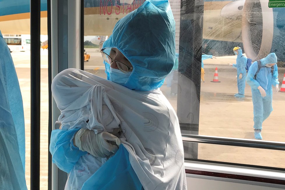 Koronavirus ve Vietnamu: Takhle to vypadalo na palubě repatriačního letu ze Singapuru do Vietnamu. Domů se vrátily desítky lidí, které koronavirus uvěznil v zahraničí.