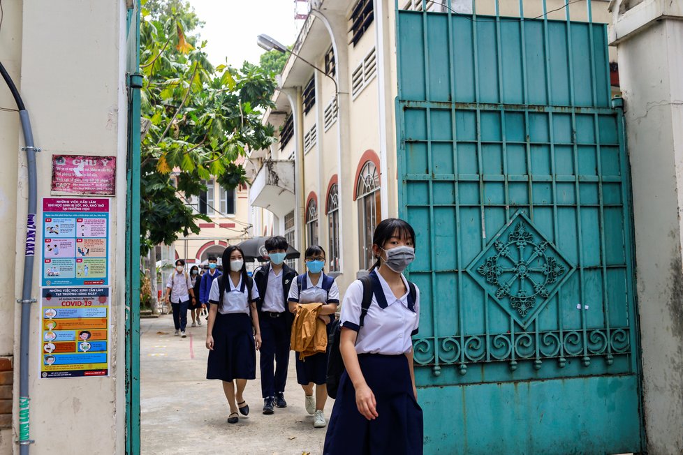 Vietnamští studenti se po přerušení výuky kvůli koronaviru vrátili do školy, (05.05.2020).