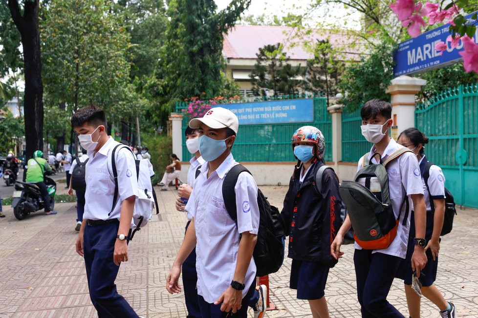 Vietnamští studenti se po přerušení výuky kvůli koronaviru vrátili do školy, (05.05.2020).