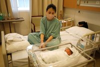 Nakažené ženy porodily přes 100 zdravých dětí. Gynekolog: Bojí se smrti, trpí úzkostí