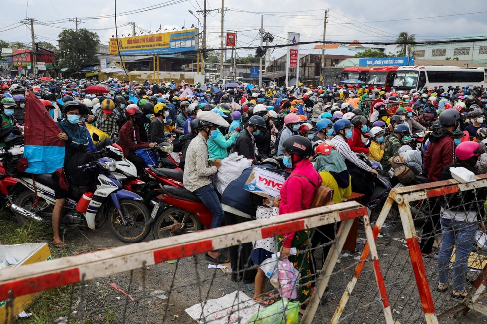 Koronavirus ve Vietnamu: Lidé čekají na speciálním checkpointu, až je pustí dále po kontrole (4. 10. 2021).