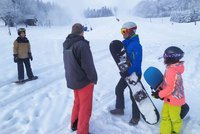 Víkend na jižní Moravě: Sněhové radovánky propukly v Olešnici, narváno bylo i v Moravském krasu