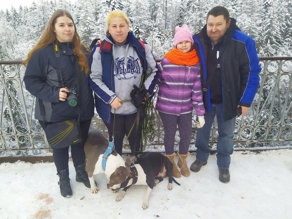 Rodina Schouzova vyrazila i se svými psy do Moravského krasu na čerstvý vzduch.