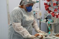 Koronavirus ONLINE: 380 případů za pondělí v ČR. V nemocnicích je 557 lidí