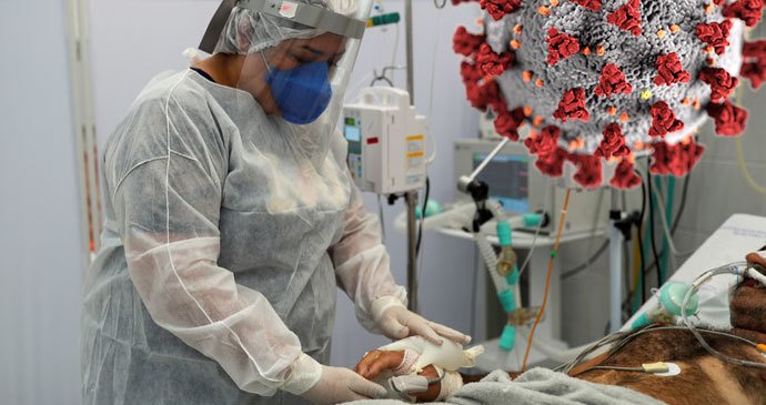 Koronavirus ONLINE: V nemocnicích v ČR je 557 lidí. A Válek chystá změnu u izolací