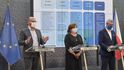 Ministr školství Robert Plaga (ANO), ministryně financí Alena Schillerová (za ANO) a vicepremiér Karel Havlíček na tiskové konferenci po jednání vlády (14.4.2020)