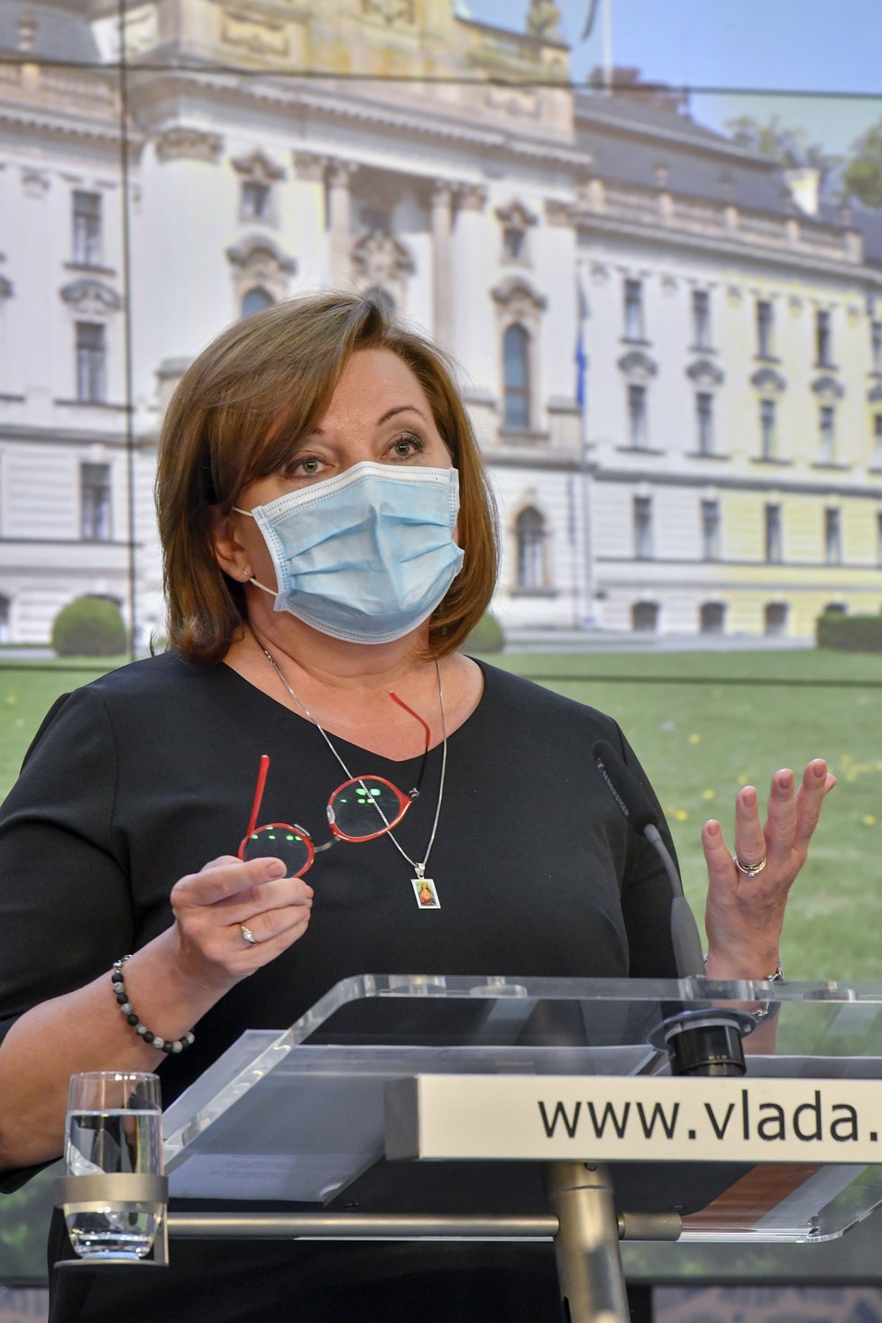 Ministryně financí Alena Schillerová (za ANO) na tiskové konferenci po jednání vlády (14.4.2020)