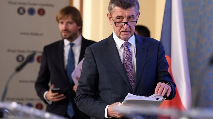 Ministr zdravotnictví Adam Vojtěch a premiér Andrej Babiš přicházejí na tiskovou konferenci, která se konala 15. března 2020 v Praze po jednání vlády o nových opatřeních k zamezení šíření koronaviru.