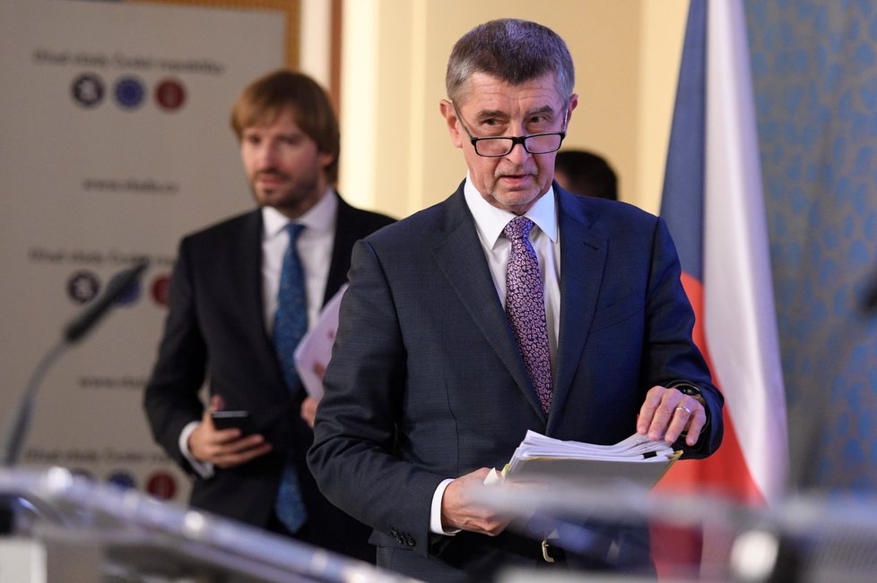 Ministr zdravotnictví Adam Vojtěch a premiér Andrej Babiš přicházejí na tiskovou konferenci, která se konala 15. března 2020 v Praze po jednání vlády o nových opatřeních k zamezení šíření koronaviru.