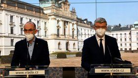 Zleva ministr zdravotnictví Jan Blatný a místopředseda vlády Karel Havlíček (oba za ANO) na tiskové konferenci po mimořádném jednání vlády (23. 12. 2020)