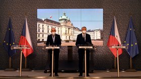 Zleva ministr zdravotnictví Jan Blatný a místopředseda vlády Karel Havlíček (oba za ANO) na tiskové konferenci po mimořádném jednání vlády (23. 12. 2020)