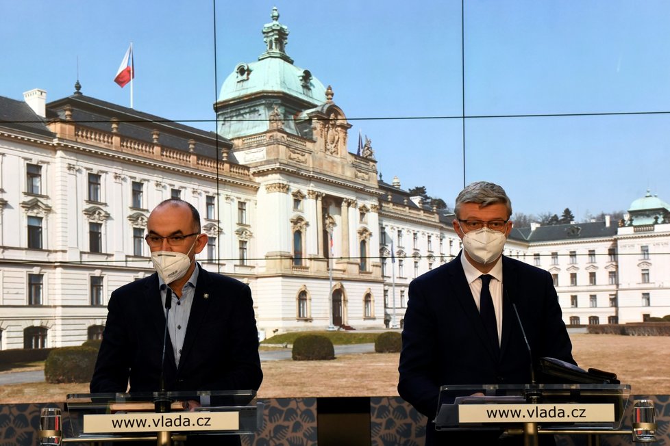 Zleva ministr zdravotnictví Jan Blatný a místopředseda vlády Karel Havlíček (oba za ANO) na tiskové konferenci po mimořádném jednání vlády (23. 12. 2020)