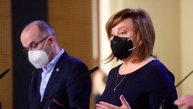 Ministr Jan Blatný (za ANO) a ministryně financí Alena Schillerová (za ANO)na tiskové konferenci po jednání vlády (22.2.2021)