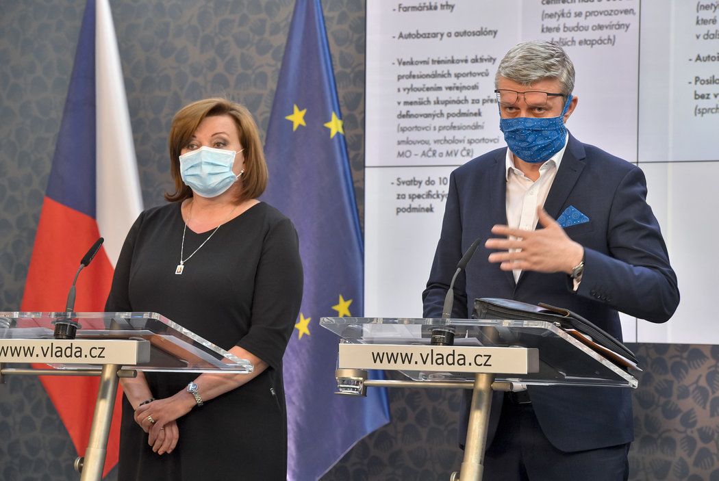 Ministryně financí Alena Schillerová (za ANO) a vicepremiér Karel Havlíček (ANO) na tiskové konferenci po jednání vlády (14.4.2020)