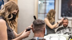 Rozvolnění opatření v Česku: Barber shop v Děčíně mohl přijmout zákazníky (3.5.2021).