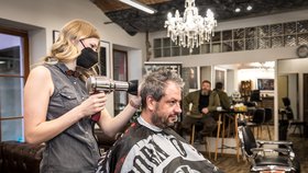 Rozvolnění opatření v Česku: Barber shop v Děčíně mohl přijmout zákazníky (3.5.2021)