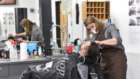 Otevřená kadeřnictví: Jana Zámečníková stříhá 3. května 2021 zákazníka v barber shopu ve Zlíně. 