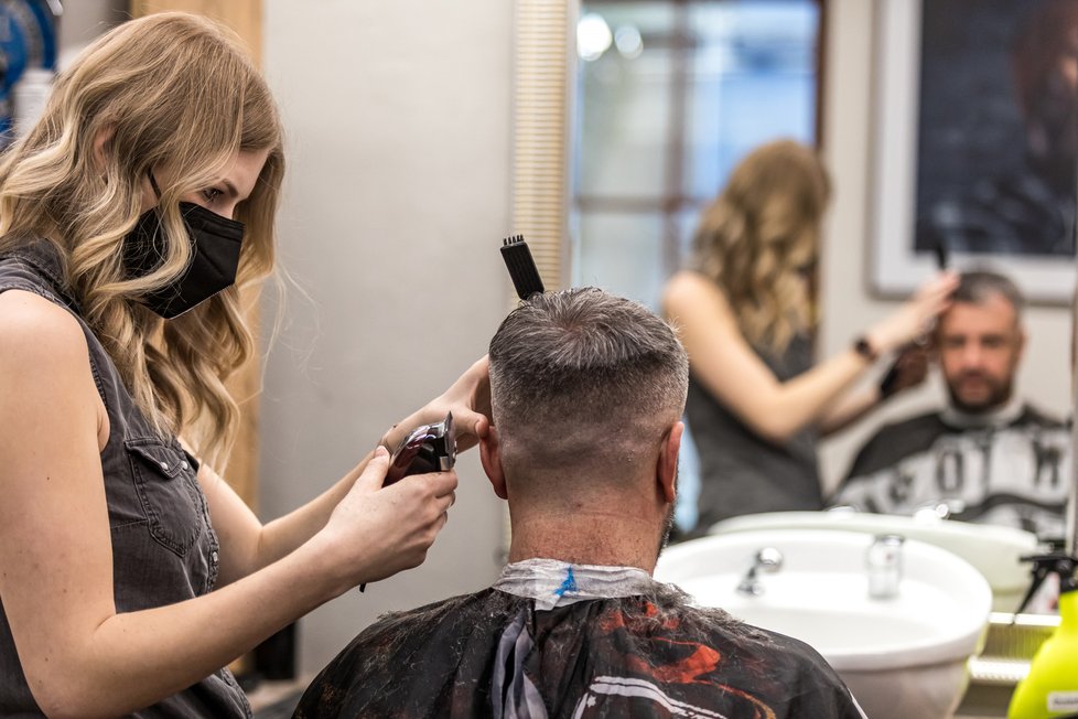 Rozvolnění opatření v Česku: Barber shop v Děčíně mohl přijmout zákazníky (3.5.2021).