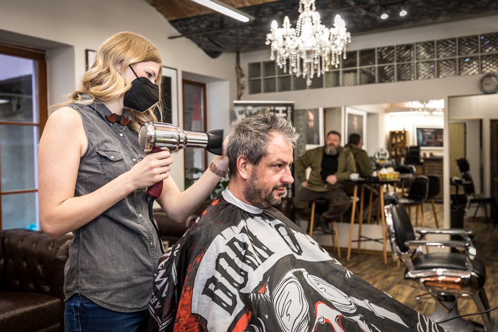 Rozvolnění opatření v Česku: Barber shop v Děčíně mohl přijmout zákazníky (3. 5. 2021).