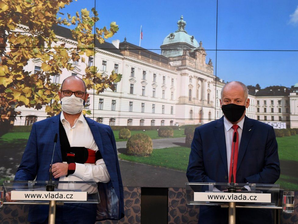 Ministři školství Robert Plaga a zdravotnictví Roman Prymula (oba za ANO) na tiskové konferenci po jednání vlády. (30.9.2020)