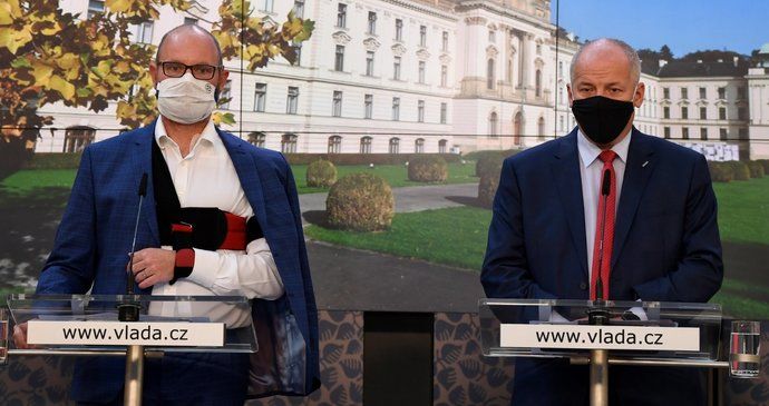 Ministři školství Robert Plaga a zdravotnictví Roman Prymula (oba za ANO) na tiskové konferenci po jednání vlády. (30.9.2020)