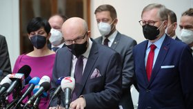 Vlastimil Válek, Petr Fiala, Markéta Pekarová Adamová a Vít Rakušan na tiskové konferenci koalic Spolu a PirSTAN k boji s koronavirem