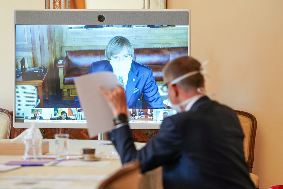 Jednání vlády prostřednictvím videokonference: Babiš přiznal, že mu tento formát vyhovuje