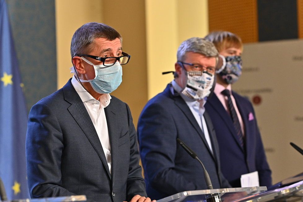Členové vlády na tiskové konferenci ke koronaviru: Premiér Andrej Babiš (ANO), ministr průmyslu a obchodu Karel Havlíček (ANO) a ministr zdravotnictví Adam Vojtěch (za ANO; 19. 3. 2020)