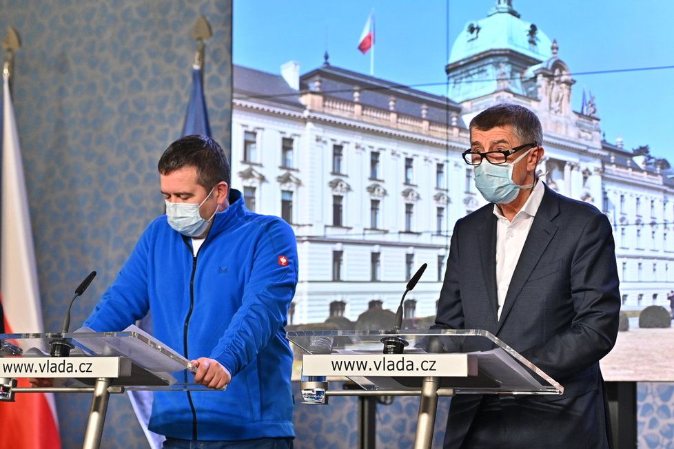 Členové vlády na tiskové konferenci ke koronaviru: Ministr vnitra Jan Hamáček (ČSSD) a premiér Andrej Babiš (ANO) (19.3.2020)