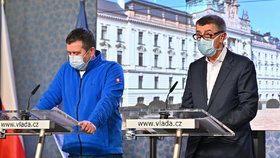 Členové vlády na tiskové konferenci ke koronaviru: Ministr vnitra Jan Hamáček (ČSSD) a premiér Andrej Babiš (ANO) (19. 3. 2020)