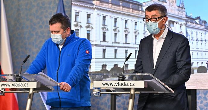 Členové vlády na tiskové konferenci ke koronaviru: Ministr vnitra Jan Hamáček (ČSSD) a premiér Andrej Babiš (ANO; 19. 3. 2020)