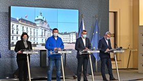 Členové vlády na tiskové konferenci ke koronaviru: (Zleva) Ministryně práce a sociálních věcí Jana Maláčová, ministr vnitra Jan Hamáček (oba ČSSD), premiér Andrej Babiš (ANO), ministr průmyslu a obchodu Karel Havlíček (ANO; 19. 3. 2020)