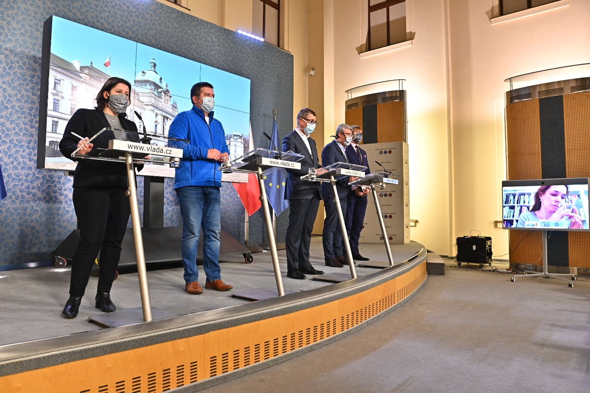 Členové vlády na tiskové konferenci ke koronaviru: (zleva) Ministryně práce a sociálních věcí Jana Maláčová, ministr vnitra Jan Hamáček (oba ČSSD), premiér Andrej Babiš (ANO), ministr průmyslu a obchodu Karel Havlíček (ANO) a ministr zdravotnictví Adam Vojtěch (za ANO) (19.3.2020)