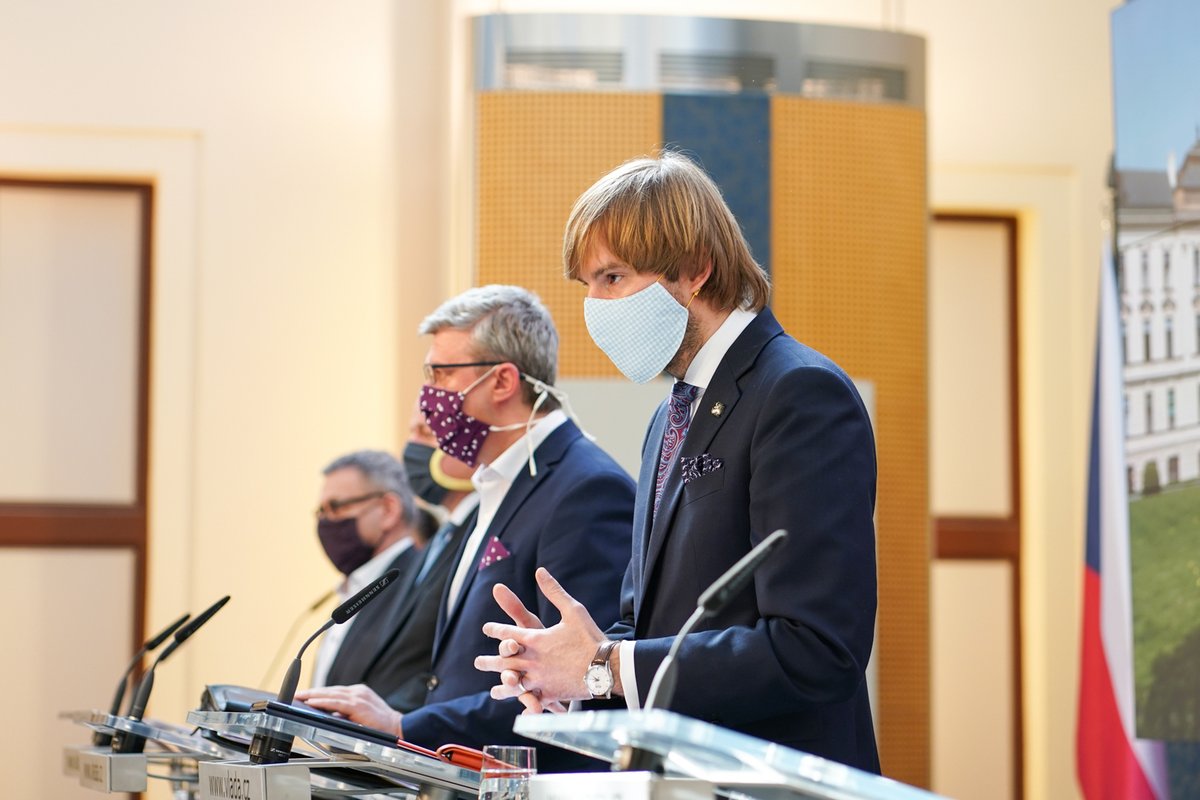 Jednání vlády o koronaviru: Lubomír Zaorálek, Roman Prymula, Karel Havlíček a Adam Vojtěch (9.4.2020)