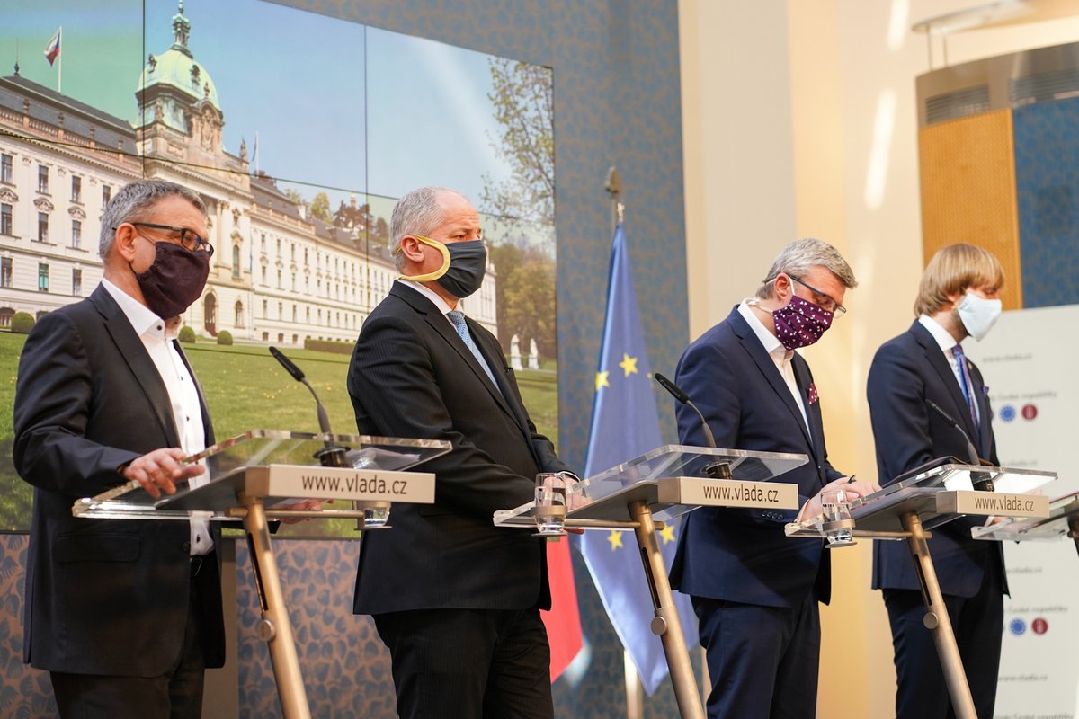 Jednání vlády o koronaviru: Lubomír Zaorálek, Roman Prymula, Karel Havlíček a Adam Vojtěch (9.4.2020)