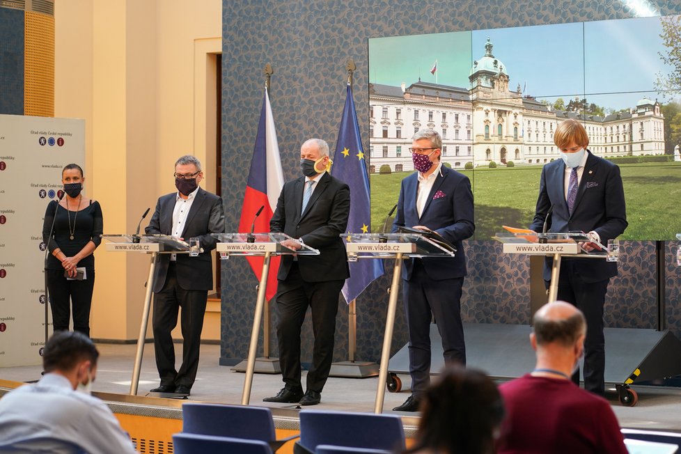 Jednání vlády o koronaviru: Lubomír Zaorálek, Roman Prymula, Karel Havlíček a Adam Vojtěch (9. 4. 2020)