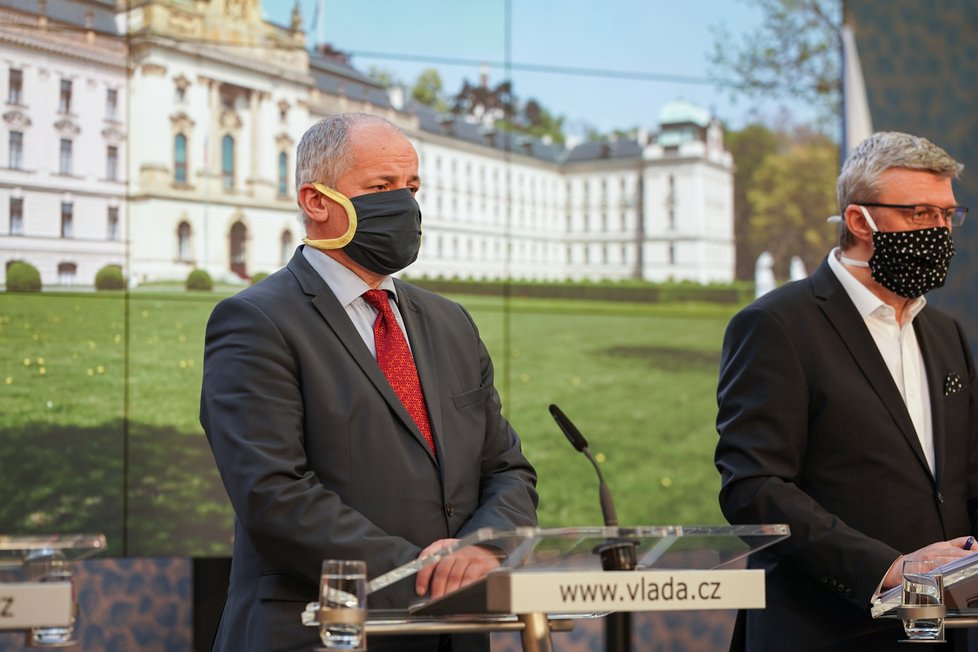 Jednání vlády o koronaviru: vládní zmocněnec pro vědu a výzkum ve zdravotnictví Roman Prymula a ministr průmyslu, obchodu a dopravy Karel Havlíček (6. 4. 2020)