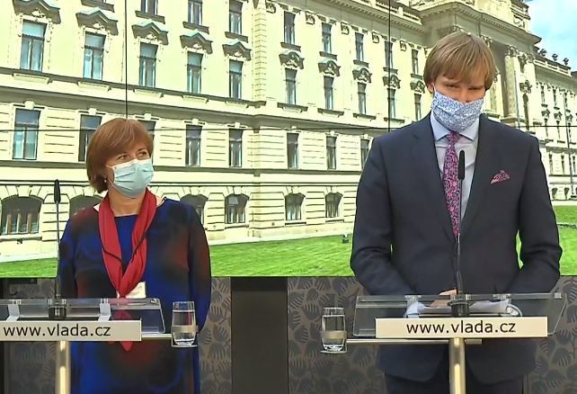 Ministr zdravotnictví Adam Vojtěch (za ANO) a hlavní hygienička ČR Jarmila Rážová (20. 8. 2020)