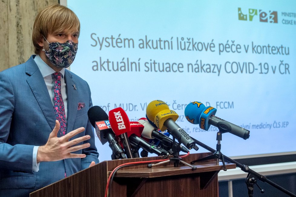 Ministr zdravotnictví Adam Vojtěch (za ANO) na tiskové konferenci o koronaviru (11. 6. 2020)
