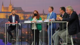 Krajská debata Blesku o zdravotnictví: Zleva moderátor Jaroslav Šimáček, Hana Ančincová (Piráti), Vít Ulrych (KDU-ČSL), Richard Pikner (TOP 09), Jaroslav Krákora (ČSSD)