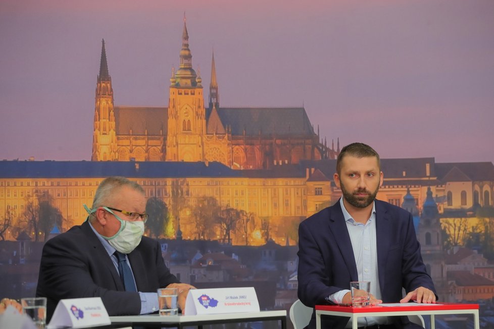 Krajská debata Blesku o zdravotnictví: Zleva Jiří Mašek (ANO), moderátor Jaroslav Šimáček