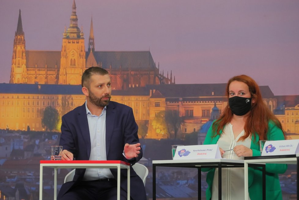 Krajská debata Blesku o zdravotnictví: Zleva moderátor Jaroslav Šimáček, Hana Ančincová (Piráti)