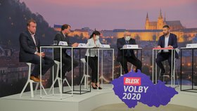 Krajská debata Blesku o zdravotnictví: Zleva Filip Ušák (STAN), Stanislav Mackovík (KSČM), Ilona Mauritzová (ODS), Jiří Mašek (ANO), moderátor Jaroslav Šimáček