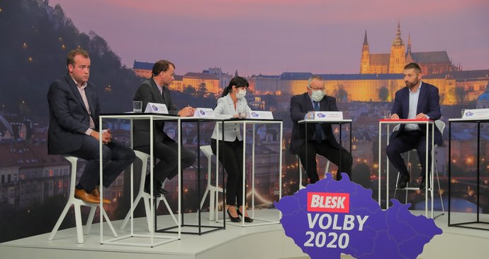 Krajská debata Blesku o zdravotnictví: Zleva Filip Ušák (STAN), Stanislav Mackovík (KSČM), Ilona Mauritzová (ODS), Jiří Mašek (ANO), moderátor Jaroslav Šimáček