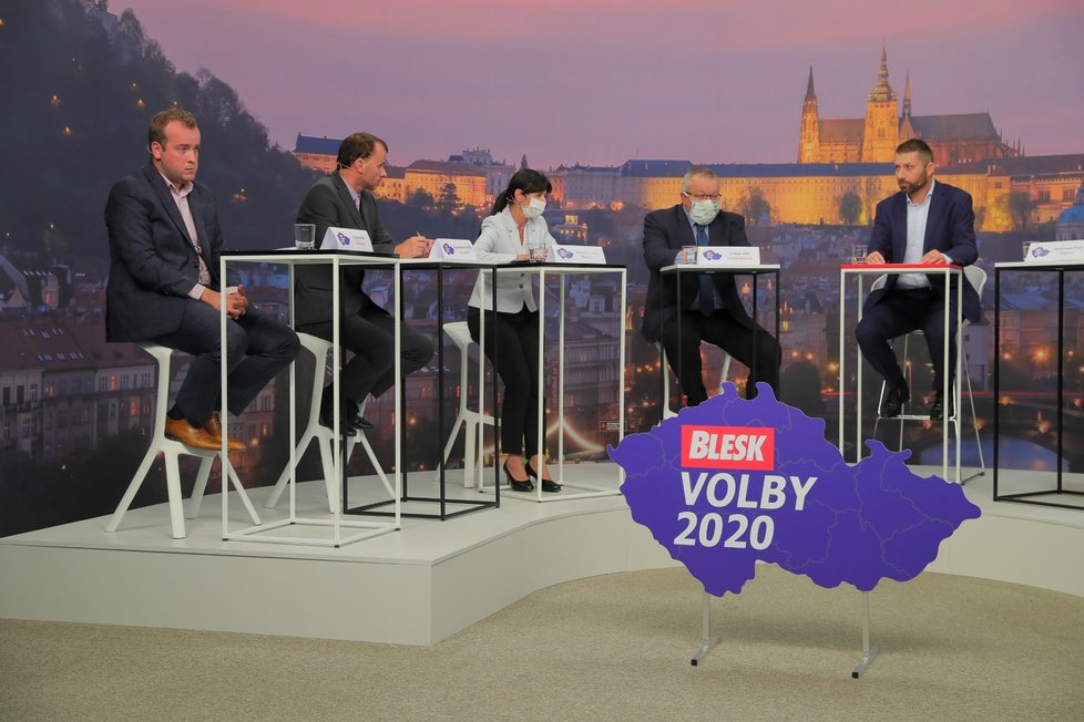 Krajská debata Blesku o zdravotnictví: Zleva Filip Ušák (STAN), Stanislav Mackovík (KSČM), Ilona Mauritzová (ODS), Jiří Mašek (ANO), moderátor Jaroslav Šimáček