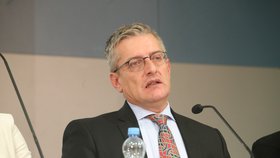 Ředitel české Kanceláře WHO Srđan Matić na mimořádné tiskové konferenci k opatřením kvůli koronaviru.