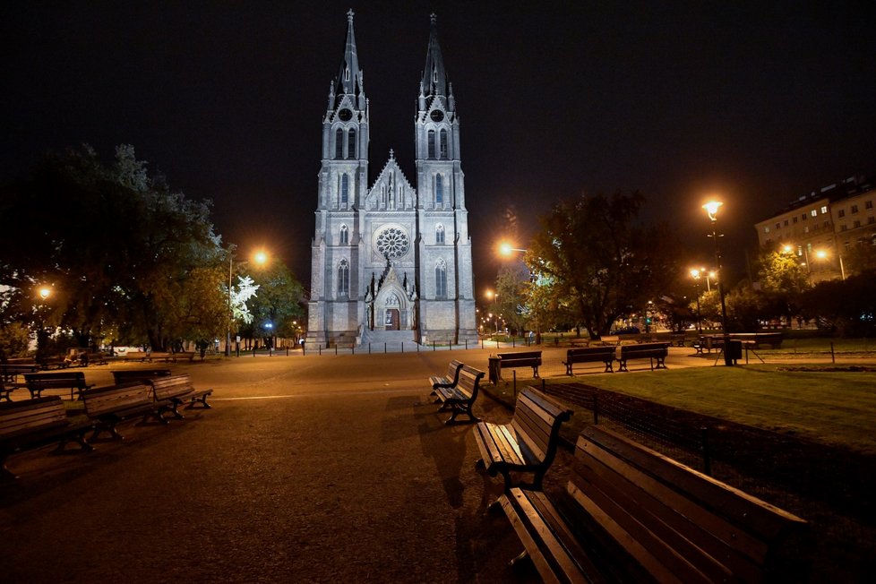 Zákaz nočního vycházení v Česku. Bez neodkladného důvodu nebo psa lidé nesmí ven mezi 21:00 a 4:59 (28. 10. 2020)