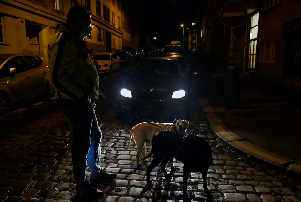 Zákaz nočního vycházení v Česku. Bez neodkladného důvodu nebo psa lidé nesmí ven mezi 21:00 a 4:59 (28. 10. 2020)